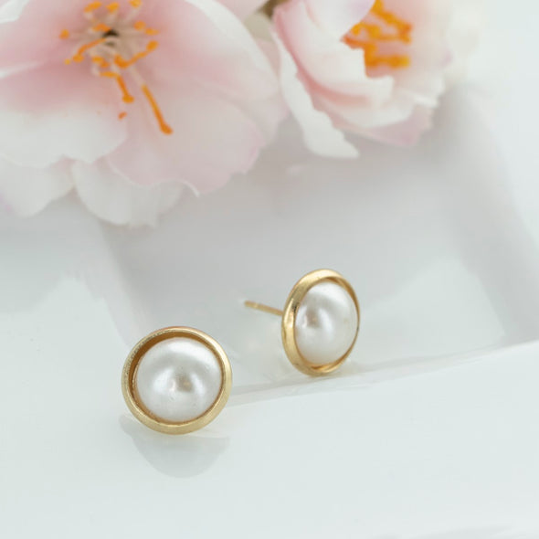 Medium Goldtone Edge Pearl Studs